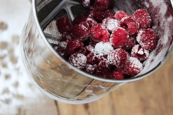 Bir fincanda ahududu.