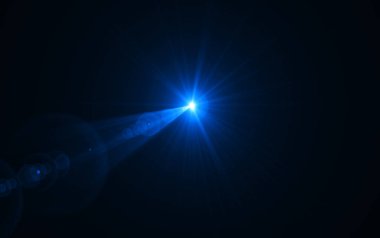 Gerçekçi objektif yıldız ışıkları ve kızdırma öğeleri adam üzerinde fişekleri