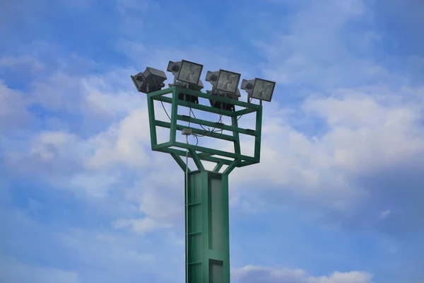 Futebol ou Baseball Floodlights contra um céu azul com c estranho — Fotografia de Stock