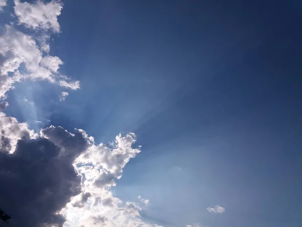 白いパフィー積雲を通して明るい太陽光線 — ストック写真