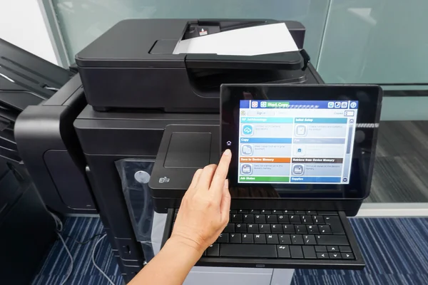 Mulher pressione na tela sensível ao toque da impressora para digitalizar documentos — Fotografia de Stock