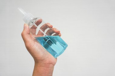 Alkol şişesi elinde hijyen