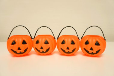 Jack-O-Lantern kabak masaya koymak şeker için hazır