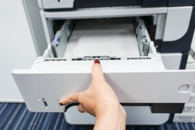 Yazıcı tepsisiyle kadın el ile çek