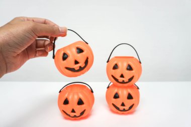 bir kova Jack-O-Lantern kabak tutun