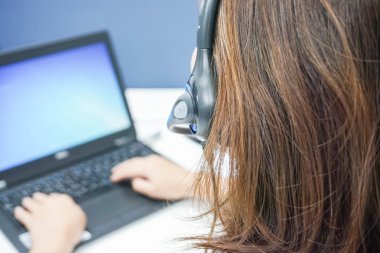 kadın callcenter iş dizüstü bilgisayar ile kulaklık ile