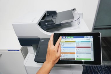 kadın kullanım dokunmatik ekran yazıcının belgeleri kopyalamak için