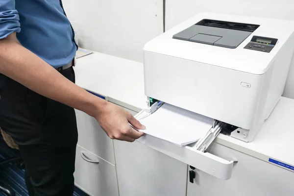 Geschäftsmann in blau mit Drucker — Stockfoto