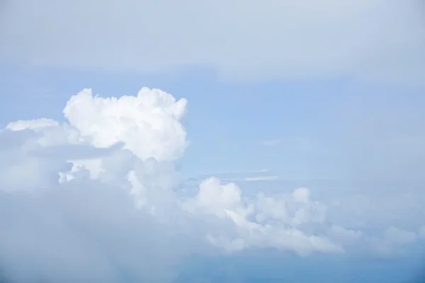 Duidelijke blauwe hemel boven op de heuvel — Stockfoto