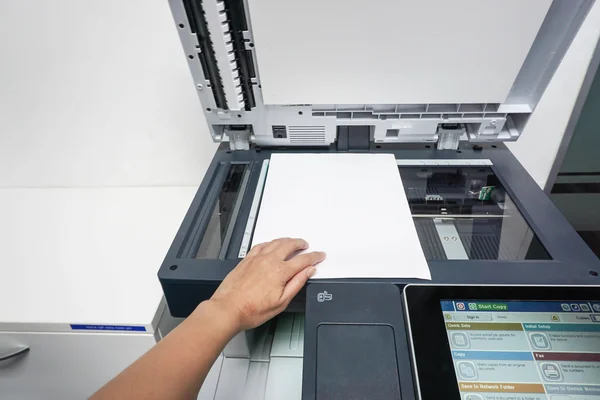 Plaats papier op printer plaat voor het scannen — Stockfoto