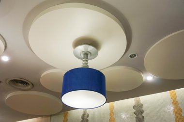 Mavi yaratıcı tavan lambası kadar kapatın