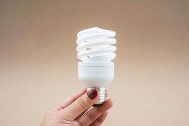 Sarmal Led ampul el ile kahverengi zemin twist