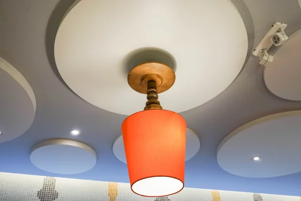 Lampada da soffitto arancione dal design creativo — Foto Stock