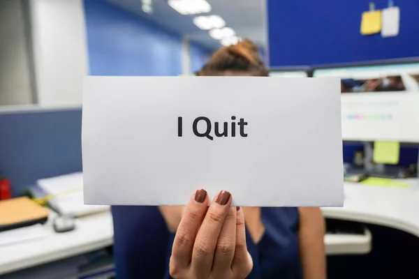 Woman hold a piece of paper of I quit the job — Stock Photo, Image