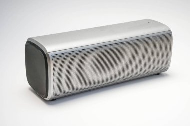 Beyaz arka planda Bluetooth kablosuz hoparlör