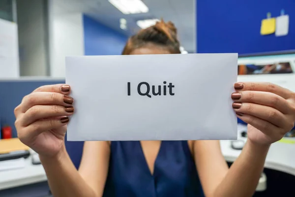 Close up woman hold a piece of paper of I quit the job — Stock Photo, Image