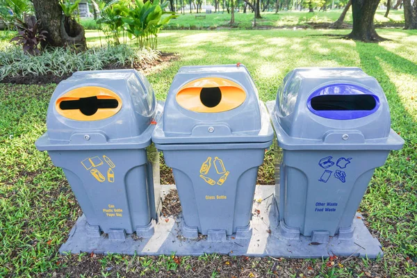 Творческие контейнеры для сортировки отходов в парке — стоковое фото