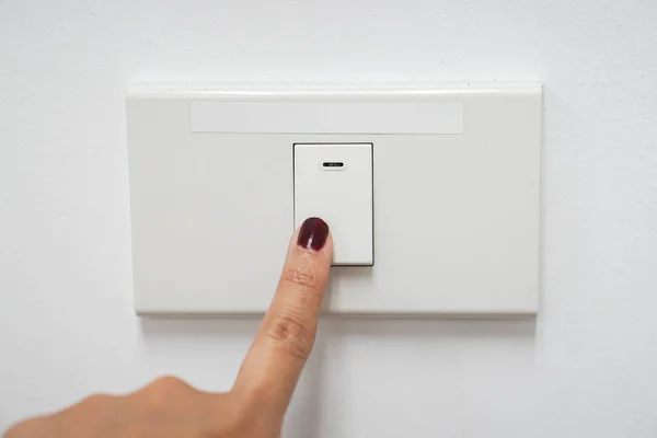 Apague el interruptor de luz para ahorrar energía — Foto de Stock