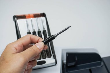 Düzeltmek için kullanışlı bir tornavida tutun