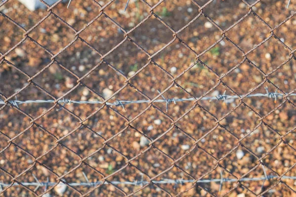 Nahaufnahme rostiger Stacheldrahtzaun Hintergrund — Stockfoto