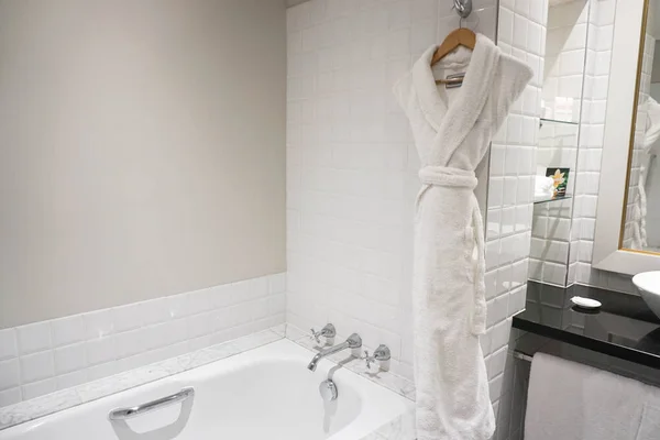 Inne i badrummet med designlägenheter och badrock — Stockfoto