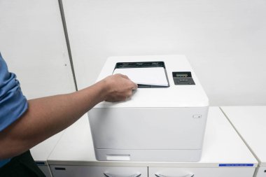işadamı office yazıcı makinede kağıt levha ile