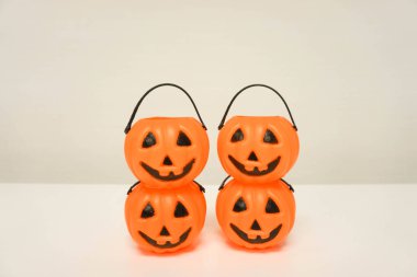 iki deste kızdırma Jack-O-Lantern kabak