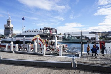 insanlar üzerinde tahta cruise Darling Harbour, Sydney, Avustralya üzerinde 6 Temmuz 2016 alınan adlı girmek için