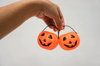 kadın tutun Jack-O-Lantern kabak şekerler için elinde hazır toplamak