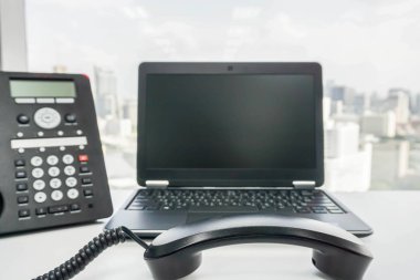 IP telefon izole beklemeye office des dizüstü bilgisayar ile
