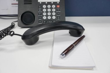 Sekreter patron için bir telefon mesajı yazmak