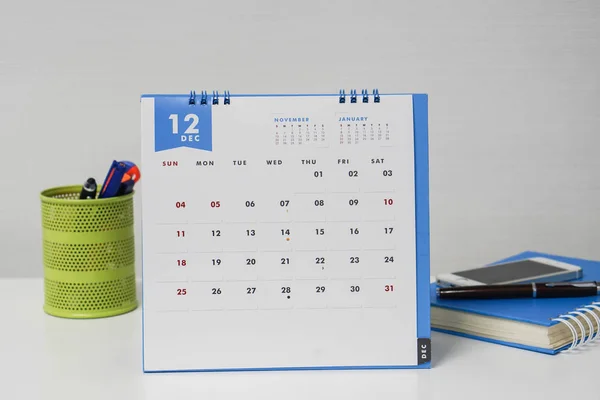 December kalender med stationära box och ingsbok — Stockfoto