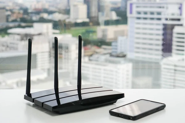 WiFi-router med smartphone — Stockfoto