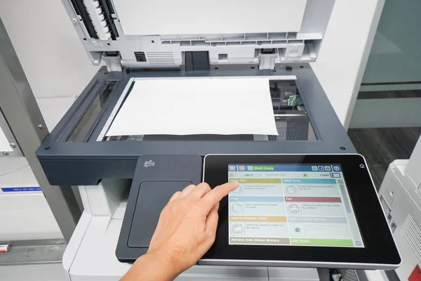 Жінка преса налаштувала принтер перед скануванням бізнес-документів — стокове фото
