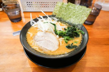 ahşap masada baharatlı domuz ramen Bowl yakın yukarı