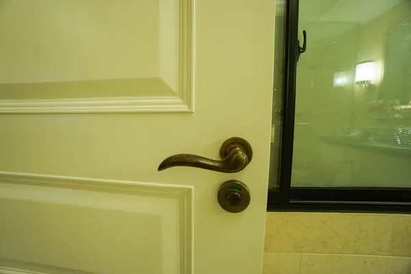 วินเทจสไตล์ doorknob เข้าไปในห้อง — ภาพถ่ายสต็อก