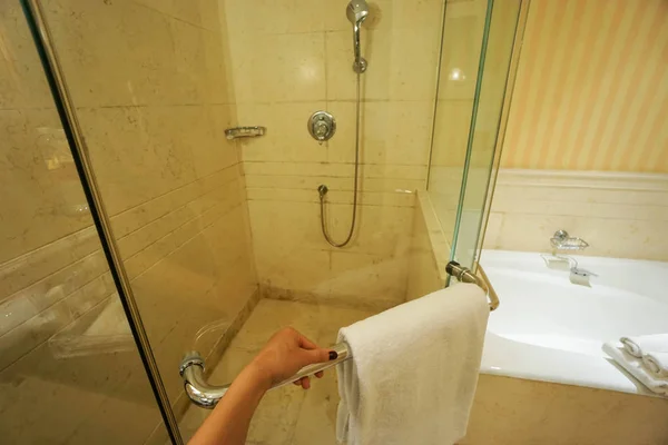 Κρατήστε τη λαβή της καμπίνας μπάνιο για να εισέλθουν για τη λήψη ντους — Φωτογραφία Αρχείου