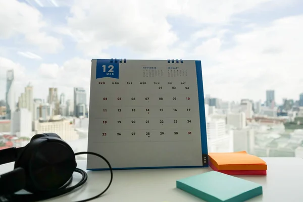 Γραφείο με Σημείωση να υπενθυμίσει στο ημερολόγιο και ακουστικών — Φωτογραφία Αρχείου