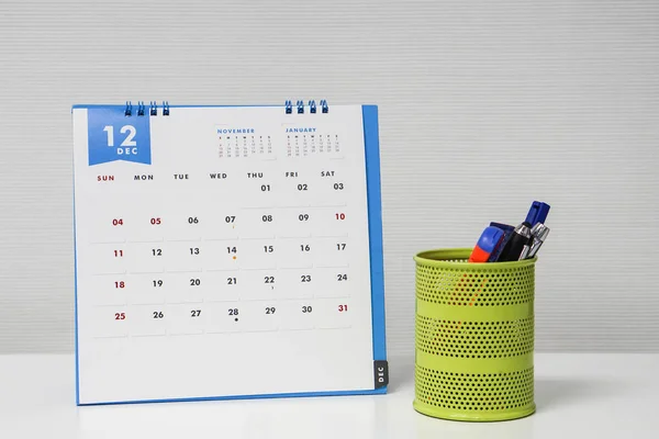 Декабрь календарь на рабочем столе со стационарной коробкой — стоковое фото