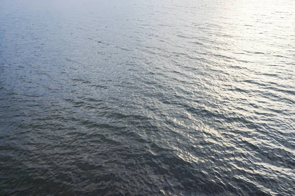 日没の川の水の波 — ストック写真