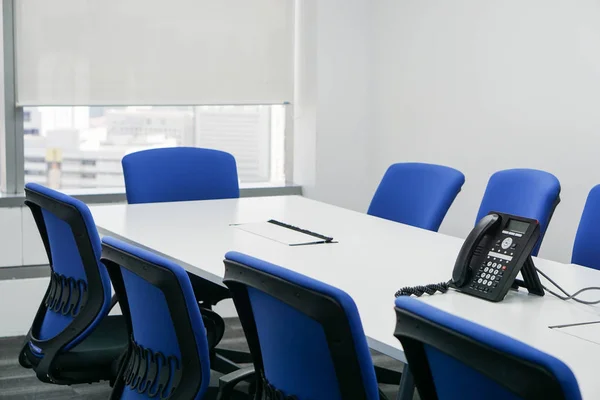 Moderna sala riunioni in ufficio con telefono IP — Foto Stock