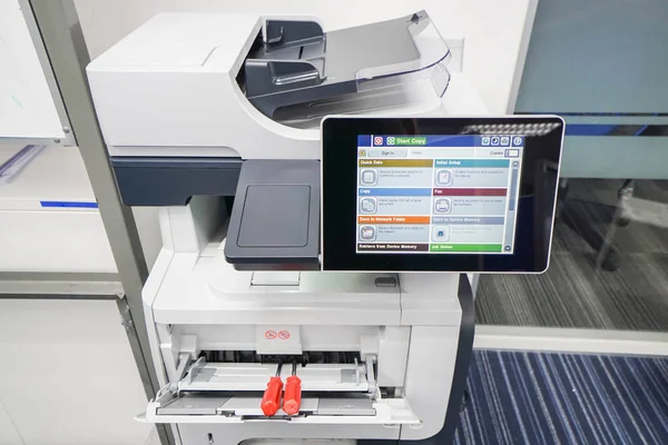 Κόκκινο κατσαβίδια για printer τροφοδοσίας σας βοηθήσει να επιδιορθώσετε — Φωτογραφία Αρχείου