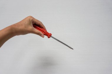 sol el ile onarım yardımcı olmak için bir tornavida tutun