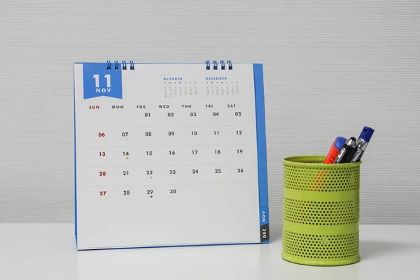 Ноябрь календарь с ручкой и стационарной коробкой для организации встречи — стоковое фото
