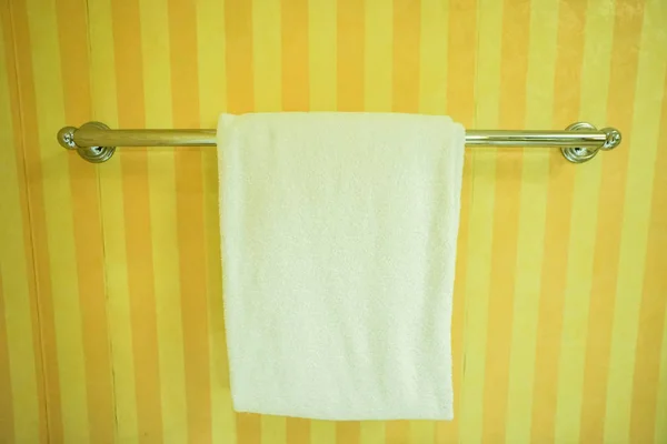 Белое полотенце на металлической периле внутри ванной комнаты — стоковое фото