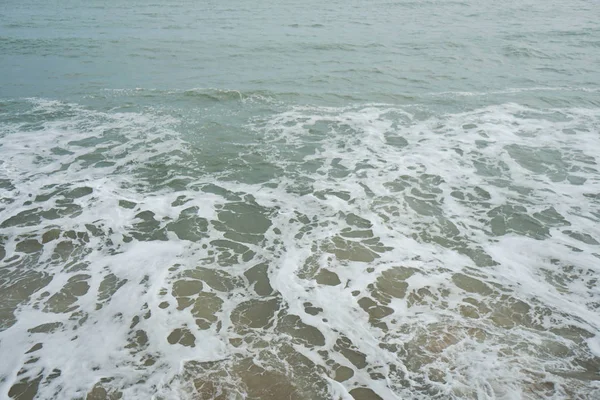 Закрыть морские волны на берегу — стоковое фото