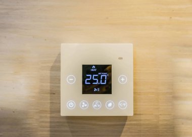 Yatak odasında klima ayarı makinesi