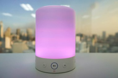 Akıllı kablosuz hoparlör mor ışık