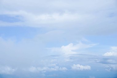 hafif mavi gökyüzünde beyaz bulutlar