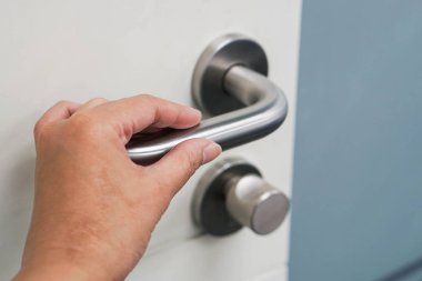 kadın office kapıyı açmak için kapı kolu tutun